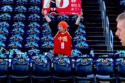 一球迷身穿中国男篮球衣并举牌支持小杨：瀚森 哥们来了