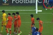 细节做到了极致！日本队主罚点球前：疑似偷看李昊点球笔记